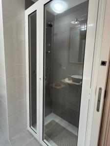 uma cabina de duche em vidro na casa de banho com um lavatório em P.house2023 em Torre del Greco