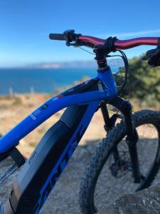 una bicicleta estacionada encima de una roca en Domus de Janas Rooms Gonnesa, en Gonnesa