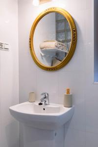 uma casa de banho com um lavatório e um espelho em Casa Feli - APARTAMENTO con JARDÍN PRIVADO en los PIRINEOS em Castiello de Jaca