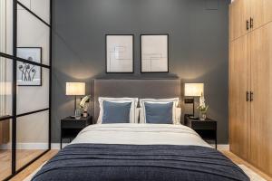 1 dormitorio con 1 cama grande con almohadas azules en Exyca Embajadores en Madrid