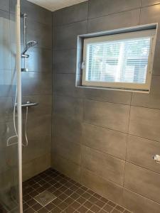 een badkamer met een douche en een raam bij Rantahuvila Naantalissa in Naantali