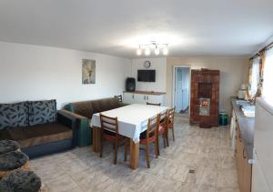 - un salon avec une table et un canapé dans l'établissement Apple Glade, à Poiana Mărului