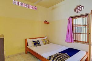 A bed or beds in a room at OYO Life 92954 Shanti Kost
