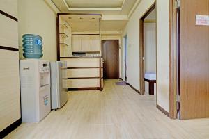 ein leeres Zimmer mit einem Kühlschrank und einer Küche in der Unterkunft OYO Life 92984 The Suites Metro Apartement By Echie Property in Bandung