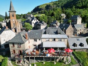 uma vista aérea de uma aldeia com uma igreja em hotel restaurant des voyageurs em Le Falgoux