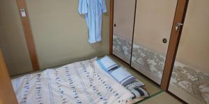 a small bed in a corner of a room at Yagisawa Corp - Vacation STAY 90026v in Nikko