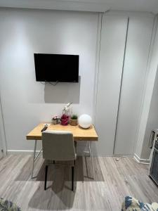 ein Esstisch mit einem Fernseher an der Wand in der Unterkunft Apartamento en San Sebastián in Añorga-Lugariz