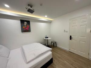 Postel nebo postele na pokoji v ubytování The White Den Sukhumvit 44