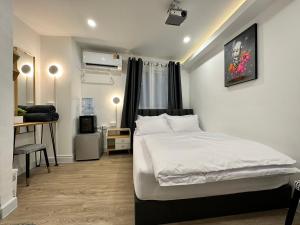 Postel nebo postele na pokoji v ubytování The White Den Sukhumvit 44