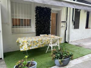 ein Tisch auf einer Terrasse mit zwei Topfpflanzen in der Unterkunft Apartamento en San Sebastián in Añorga-Lugariz