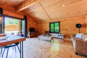 uma sala de estar com paredes de madeira e piso de madeira em Recreatiepark de Voorst em Kraggenburg