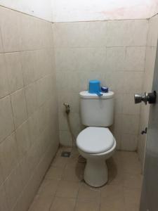 y baño con aseo y un cuenco azul encima. en OYO Life 93009 Griya Nautika Sedati en Sidoarjo