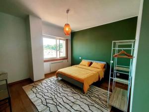 une chambre avec un lit et un mur végétal dans l'établissement CASA SOLEMARE Giulianova, à Giulianova