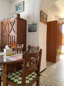 a dining room with a wooden table and chairs at Casa Morería in Guadalcanal