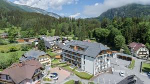 een luchtzicht op een resort in de bergen bij Garten-Appartement Ski&Nature "Kesselspitze" in Mauterndorf