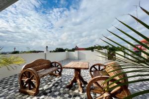 MC's L Transient House في Bantay: طاولة خشبية وجلسة على الفناء
