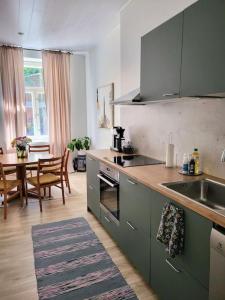 Kuchyň nebo kuchyňský kout v ubytování Beautiful 67m2 apartment in Port Arthur (Free parking, WiFi & AC)
