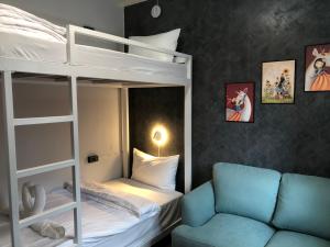 1 dormitorio con litera y sofá en ฝันดี Fandicottage en Betong