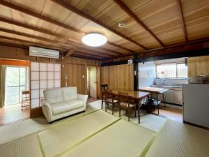 Yakushima Umigame house　屋久島 海がめの里 蘭亭 tesisinde bir oturma alanı