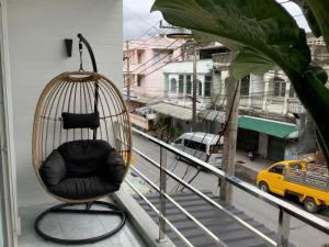 un columpio en un balcón con una calle de la ciudad en ฝันดี Fandicottage en Betong