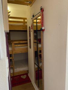 Łóżko lub łóżka piętrowe w pokoju w obiekcie Pied des Pistes, 2 pièces, 6pers, Piscine et Sauna