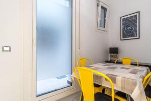 ein Esszimmer mit einem Tisch und gelben Stühlen in der Unterkunft 2 habitaciones 2 baños- Moderno y Acogedor - Imperial in Madrid