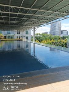 una piscina en medio de un edificio en Abreeza place T-2, en Davao City