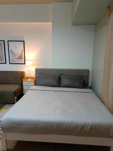 1 dormitorio con 1 cama grande en una habitación en Abreeza place T-2, en Davao City