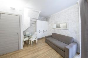 - un salon avec un canapé et une table dans l'établissement Home Holiday Rome - 2° Floor, à Rome