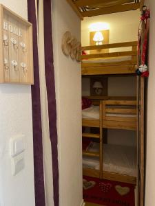 Łóżko lub łóżka piętrowe w pokoju w obiekcie Pied des Pistes, 2 pièces, 6pers, Piscine et Sauna