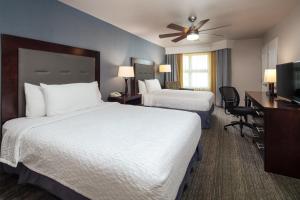 Homewood Suites by Hilton Fairfield-Napa Valley Area客房内的一张或多张床位