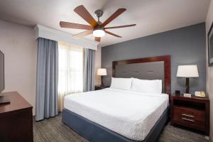 Homewood Suites by Hilton Fairfield-Napa Valley Area客房内的一张或多张床位