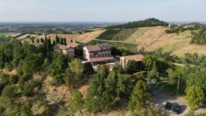uma vista aérea de uma casa numa colina em [Villam] Relais and More 
