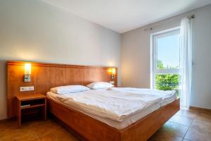 Postel nebo postele na pokoji v ubytování Feriendorf am Sonnensee