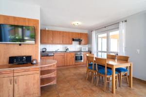 Kuchyň nebo kuchyňský kout v ubytování Feriendorf am Sonnensee