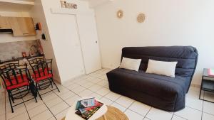 een woonkamer met een blauwe stoel en een tafel bij Happy Home in Pontault-Combault