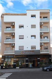 un edificio blanco con un hotel en Hotel Golden Sunset Dakhla en Dakhla