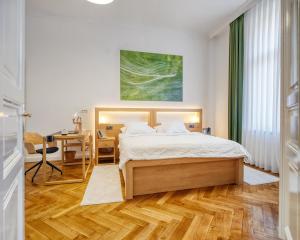 Schlafzimmer mit einem Bett, einem Schreibtisch und einem Tisch in der Unterkunft Art Borelli Vranski Apartment by Irundo in Zagreb
