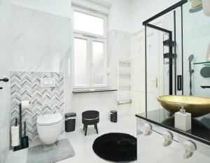 ein weißes Bad mit einem Waschbecken und einem WC in der Unterkunft Art Borelli Vranski Apartment by Irundo in Zagreb