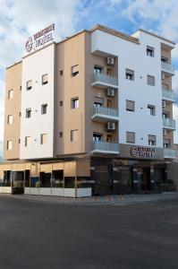 un hôtel situé sur le côté d'une rue dans l'établissement Hotel Golden Sunset Dakhla, à Dakhla