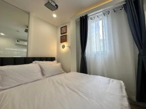 Postel nebo postele na pokoji v ubytování The White Den Sukhumvit 44