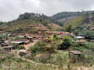 - un petit village sur une colline avec des maisons dans l'établissement Ban Na Pia - Family Home stay, à Muang Phônsavan