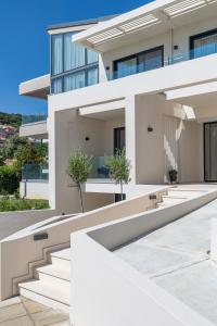 una casa con paredes blancas y escaleras en CITY HILL Luxury Apartments, en Ioannina