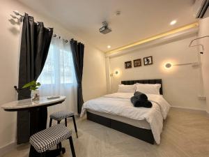 Postel nebo postele na pokoji v ubytování The White Den Sukhumvit 44