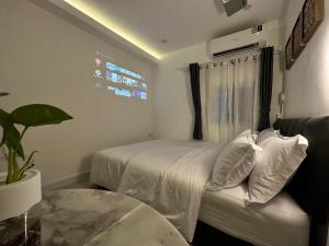 Postel nebo postele na pokoji v ubytování The White Den Sukhumvit 44
