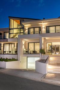 una grande casa bianca con luci accese di CITY HILL Luxury Apartments a Ioannina