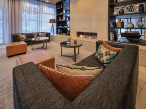 ein Wohnzimmer mit einem Sofa und einem Kamin in der Unterkunft Adina Apartment Hotel Hamburg Michel in Hamburg