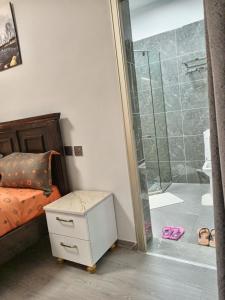 um quarto com uma cama e uma cabina de duche em vidro em New 2 & 3 bedroom Apartment in Kilimani Nairobi with rooftop pool em Nairobi