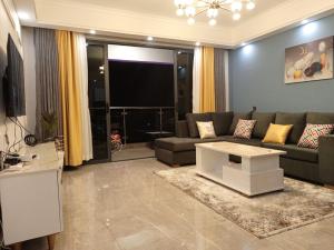 Uma área de estar em New 2 & 3 bedroom Apartment in Kilimani Nairobi with rooftop pool