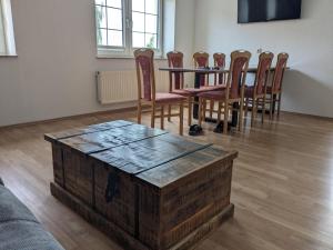 a dining room with a table and chairs in a room at Hof Gruebler in Klipphausen